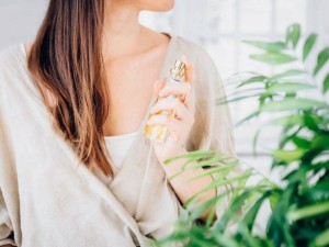 چگونه عطر را از پوست و لباس بشوییم؟