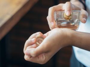 آیا عطر برای پوست مضر است؟
