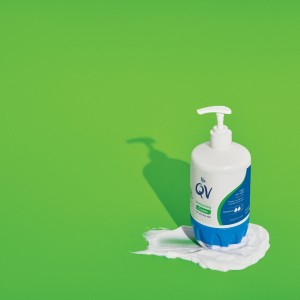 کرم مرطوب کننده کیووی مدل Moderate حجم 500 میلی لیتر - QV Moisturizing Cream 500g