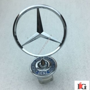 ستاره ایستاده روی کاپوت بنز