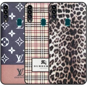 قاب چرم Luxury دیزاین مناسب برای گوشی Samsung Galaxy A20S مدل طرحدار لاکچری زنانه و مردانه (مجهز به محافظ لنز یکدست با بدنه)