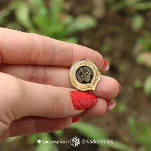 بج سینه دایره ای مرکز  وکلا طلایی مشکی با روکش پلی استر