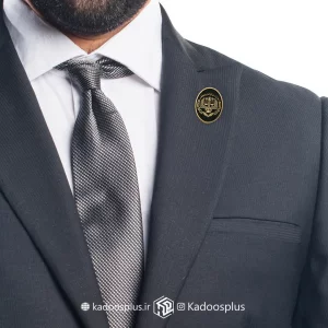بج سینه بیضی مرکز  وکلا مشکی با حکاکی طلایی