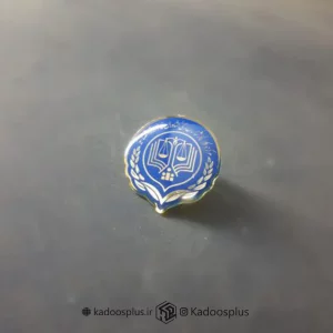 بج سینه دایره ای مرکز  وکلا مشکی و حکاکی طلایی با روکش پلی استر