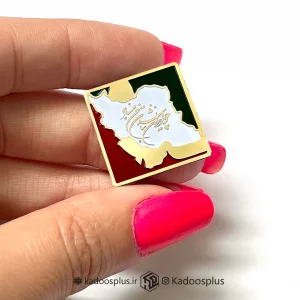 بج سینه مربعی نقشه ایران با پرچم سه رنگ و حکاکی شعر