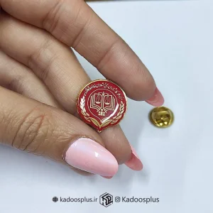 بج سینه مرکز وکلا قرمز با حکاکی طلایی