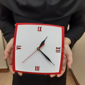 ساعت دیواری مربع لبه قوسی