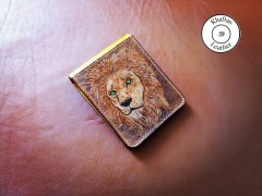 کیف پول حکاکی شده  با دست طرح شیر