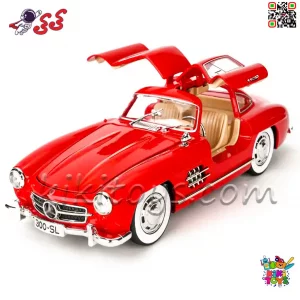 تصویر چرخ‌ها و تایرهای لاستیکی با جزئیات واقعی در ماکت بنز 300SL