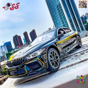 نمای جلو ماشین فلزی BMW سری M8 با چراغ‌های روشن و جزئیات دقیق