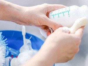 راهنمای شستن شیشه شیر نوزاد