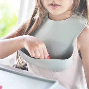 پیشبند سیلیکونی محفظه دار MINIKOIOI مدل Basics