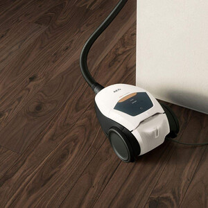 جاروبرقی 2200 وات آ ا گ مدل  VX82-1-ALR