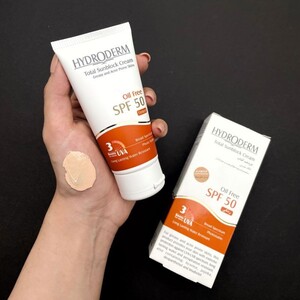 ضد آفتاب رنگی هیدرودرم SPF50 پوست چرب و جوش دار (بژ متوسط)