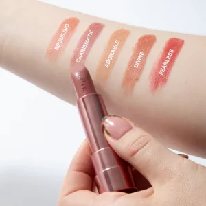 رژلب جامد مدل Satin Sheen رنگ Adorable تکنیک