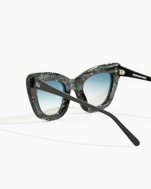 Cat-eye caged