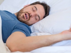 چرا خروپف میکنیم و راه های درمانش چیه؟ (مطلب)