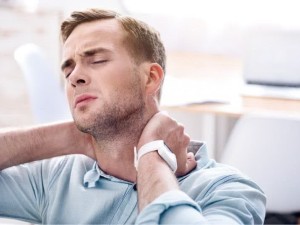 گردن درد چرا به وجود میاد و چطور درمانش کنیم؟ (مطلب)