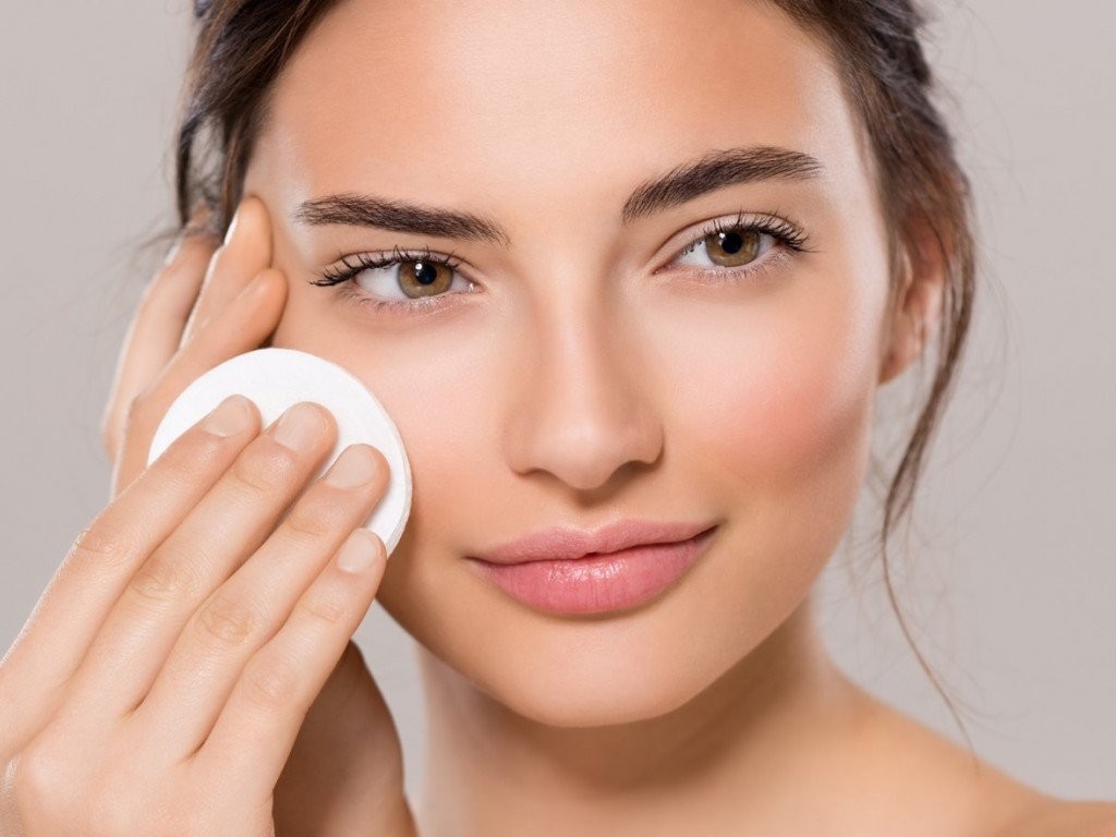 تونر چیست و استفاده از آن چه کمکی به پاکسازی صورت می‌کند؟