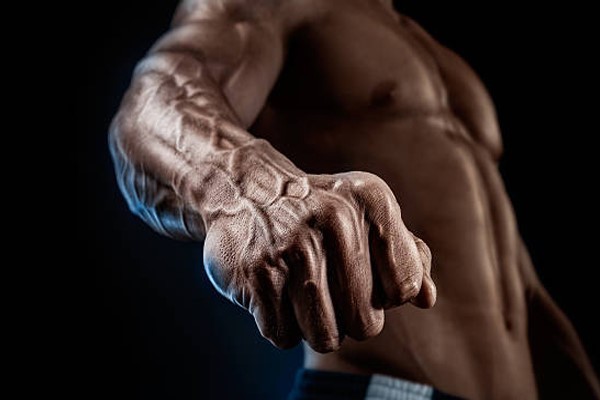 چگونه رگ دست را برجسته کنیم؟