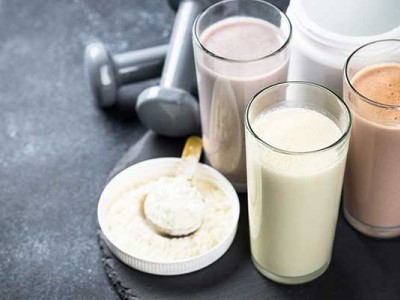 شیک پروتئین وی با شیر در مقابل آب