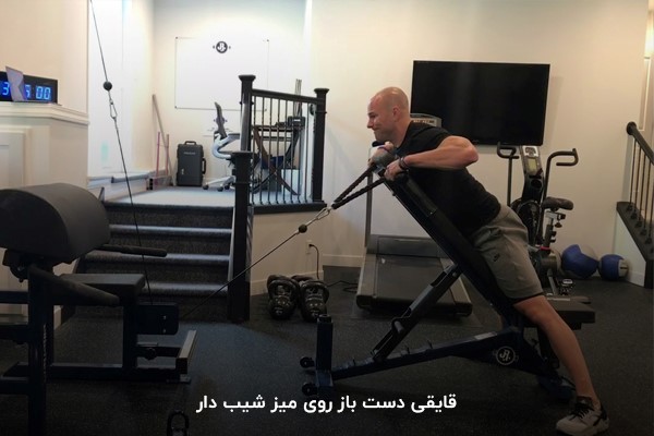 قایقی دست باز روی میز شیبدار در برنامه بدنسازی 6 روز در هفته چربیسوزی