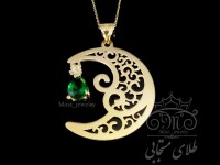مدال طلا ماه با نگین زمرد سنتتیک