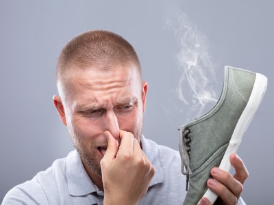 ساده ترین روش از بین بردن بوی بد کفش و پا