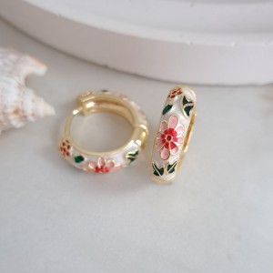 گوشواره حلقه گل میناکاری رنگ سفید صدفی