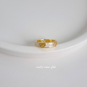 نمای نزدیک نگین‌ها و جزئیات قلب رنگی
