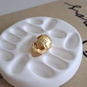 گوشواره Ear Cuff طلایی تپل و براق