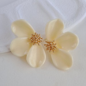 گوشواره گل کرمی زنانه زارا *