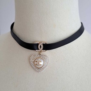 گردنبند چوکر چرم مشکی شانل (مستر)*
