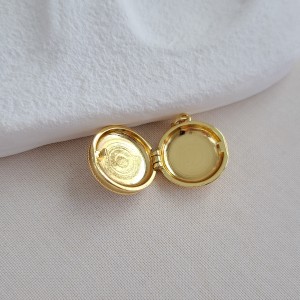 داخل گردنبند لاکت دایره طرح ماه سفید