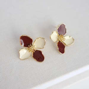 گوشواره گل میناکاری زرشکی و استخونی (ساخت کره)