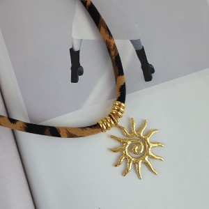 گردنبند رولباسی