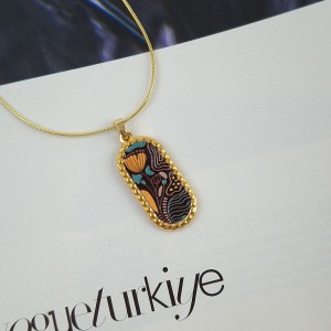 گردنبند بیضی گل نارنجی زمینه تیره استیل