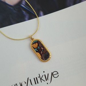 گردنبند بیضی گل نارنجی زمینه تیره استیل