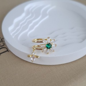 گوشواره ایرکاف گل باگت دار با نگین سبز