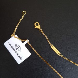 گردنبند مینی‌مال پروانه آبی