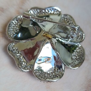 خرید سنجاق سینه شنل طرح گل کاملیا