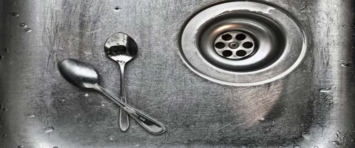 چرا سینک ظرفشویی سیاه می شود؟
