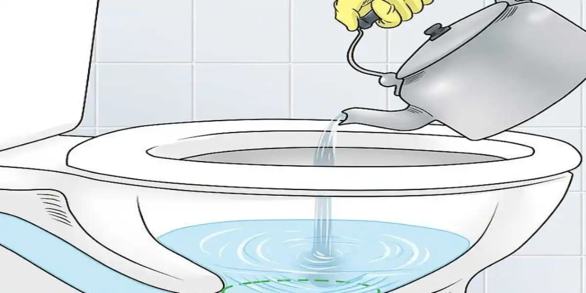 ریختن آب جوش برای رفع گرفتگی توالت فرنگی با اشیا
