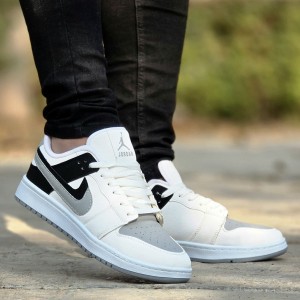 فروش عالی کفش  کتونی اسپرت مردانه پسرانه  مدل جردن دونایک (Nike Jordan)شیک و به روز رنگ مشکی سفید  باارسال رایگان