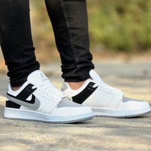 فروش عالی کفش  کتونی اسپرت مردانه پسرانه  مدل جردن دونایک (Nike Jordan)شیک و به روز رنگ مشکی سفید  باارسال رایگان