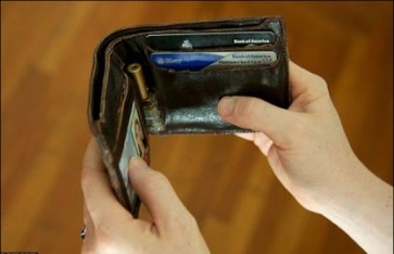 کیف پول عجیبی که جلوی خرید کردن شما را می گیرد