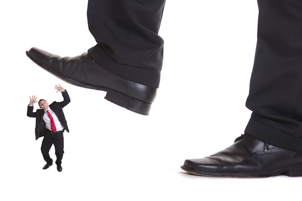 چگونه یک مدیر کوچک به شما آسیب می‌زند؟