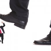 چگونه یک مدیر کوچک به شما آسیب می‌زند؟ (مطلب)
