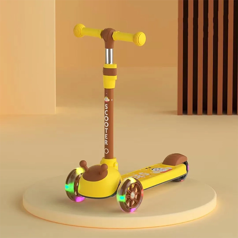 اسکوتر کودک چراغدار مدل زنبور زرد کد P/806/ZA
