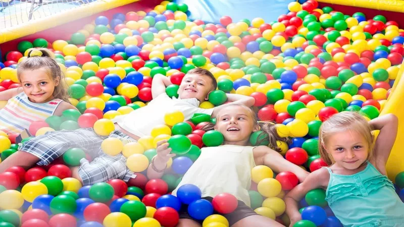 بررسی 5 مدل استخر توپ کودک : چرا بازی در استخر توپ برای کودکان  شادی آوراست؟